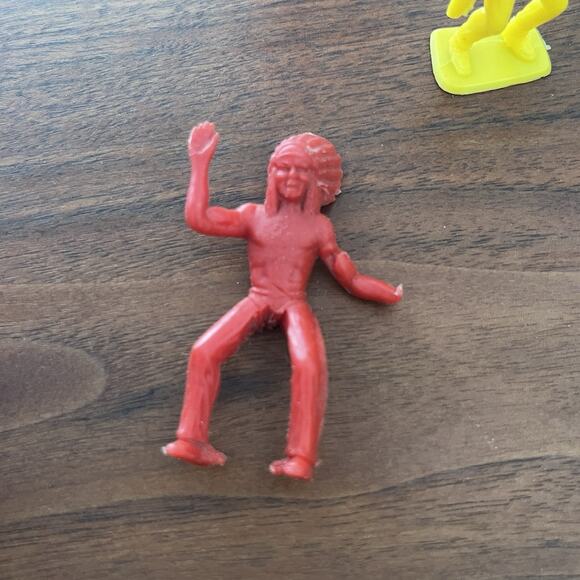 Vintage Plastic Toy Figures Indians Cowboy Lot of 6 - Picture 2 of 5